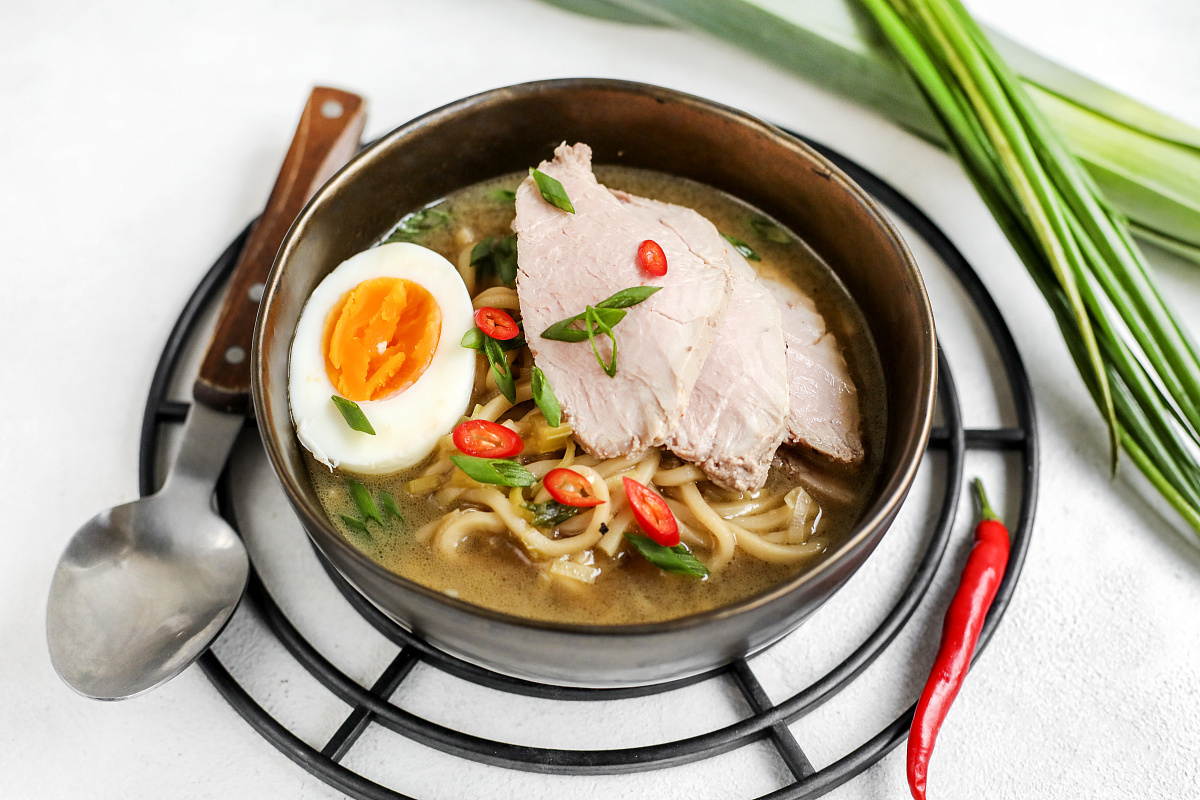 Японский рамен со свининой, яйцом и пряными специями