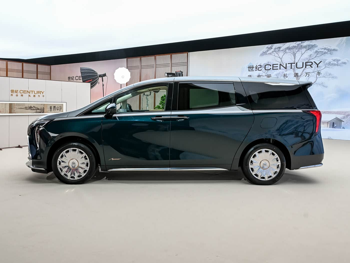 Новый Buick Century – вид сбоку