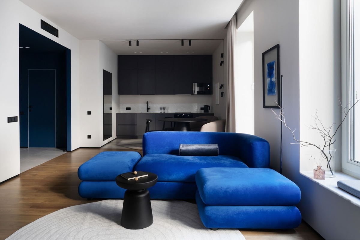 На фото: студия 49,6 кв.м, ЖК «Голландия». В кадре диван прямой Брера-7, пуф Брера-15, журнальный стол Лили — все от divan.ru. Дизайнер: Александра Телюх; фотограф: Татьяна Никитина