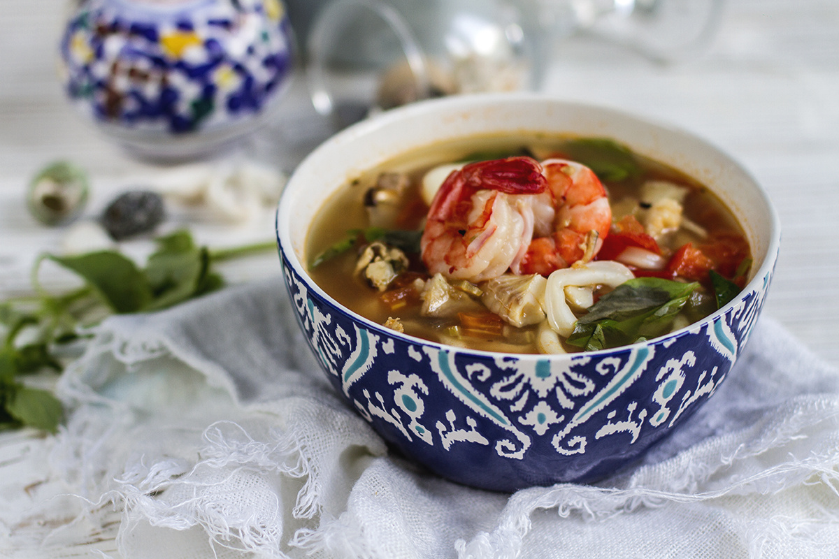 Марсельский рыбный суп с морепродуктами и свежими овощами