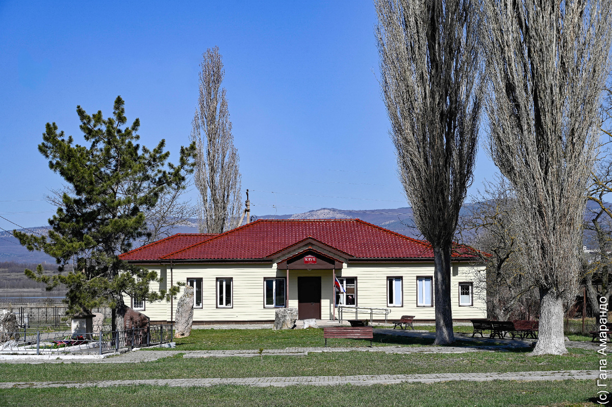  Четыре мегалита возрастом четыре тысячи лет украшают двор сельского клуба