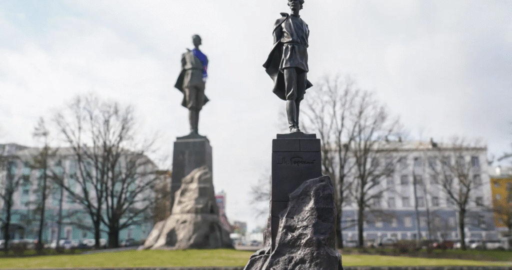 Мини-копию памятника Горькому в Нижнем Новгороде вернули на место