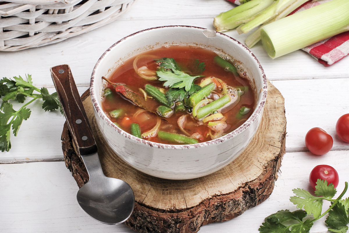 Овощной суп с фасолью, томатами и уцхо-сунели