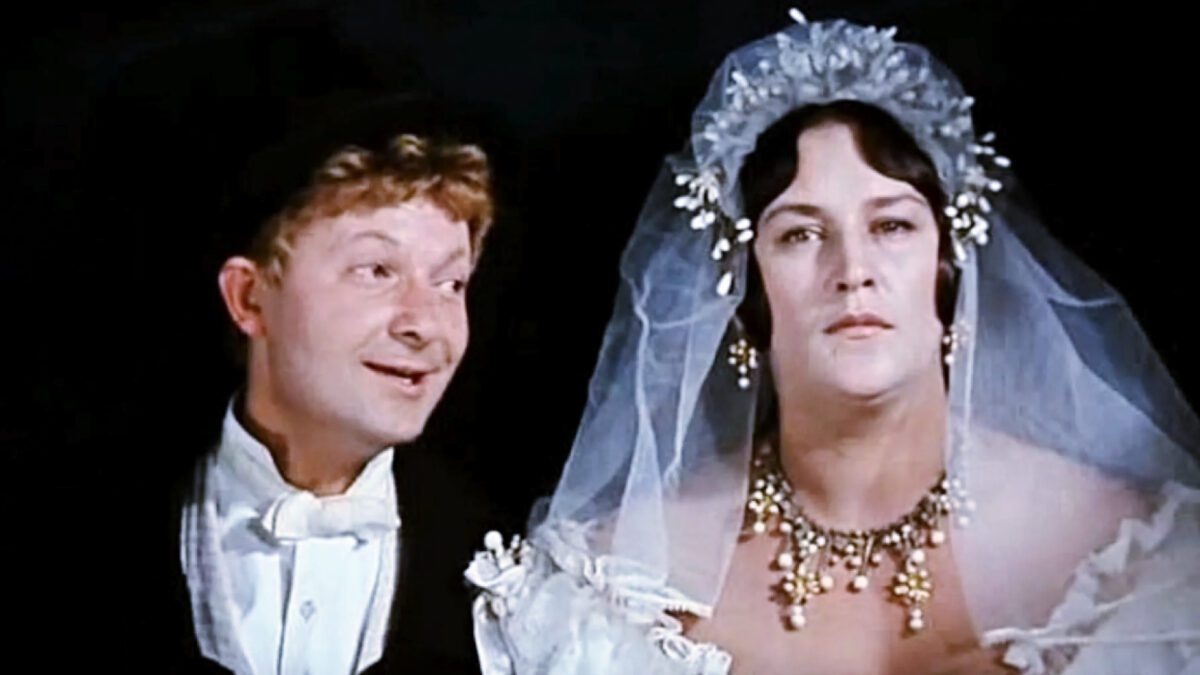 Нонна Мордюкова и Вицин. Кадр из фильма «Женитьба Бальзаминова» (1964)