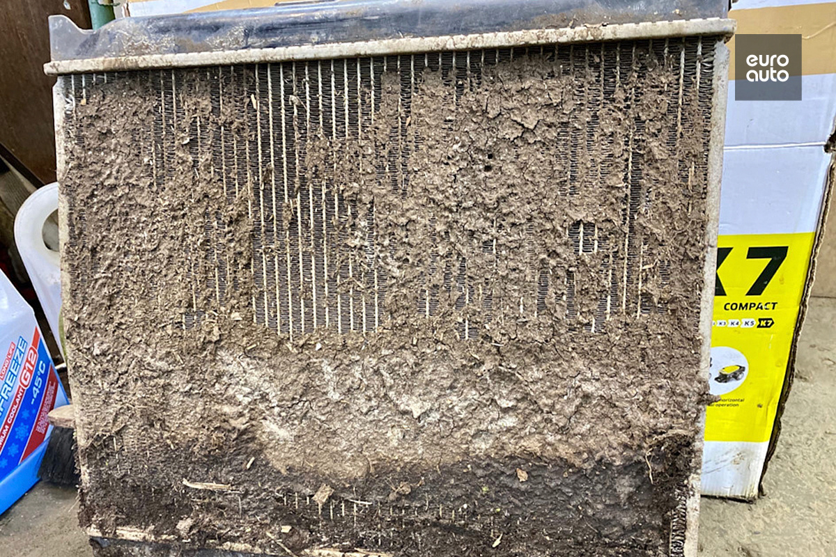 Рис. 1 Загрязнённый радиатор системы охлаждения двигателя