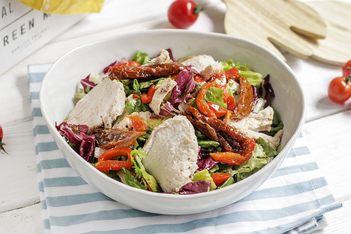 Салат «Тоскана» с индейкой, вялеными томатами и апельсиновым соусом