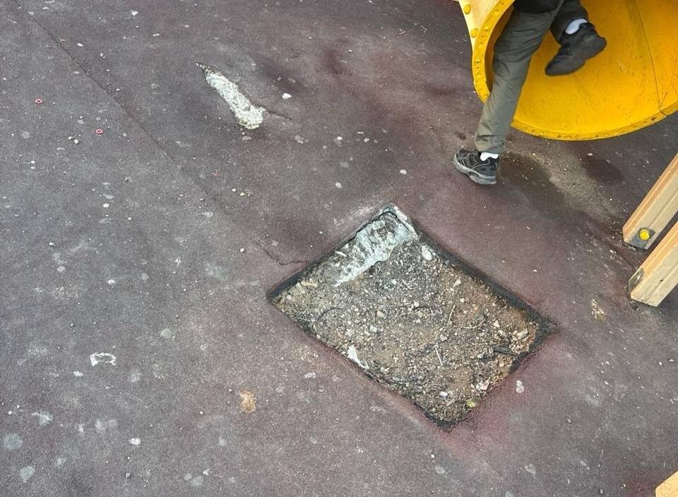    В Оренбурге детская площадка пришла в негодность. Комментарий администрации