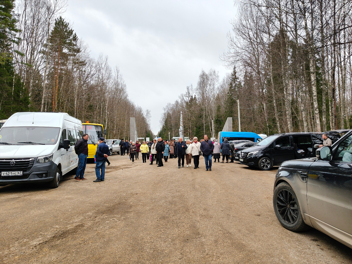 Люди возвращаются с митинга