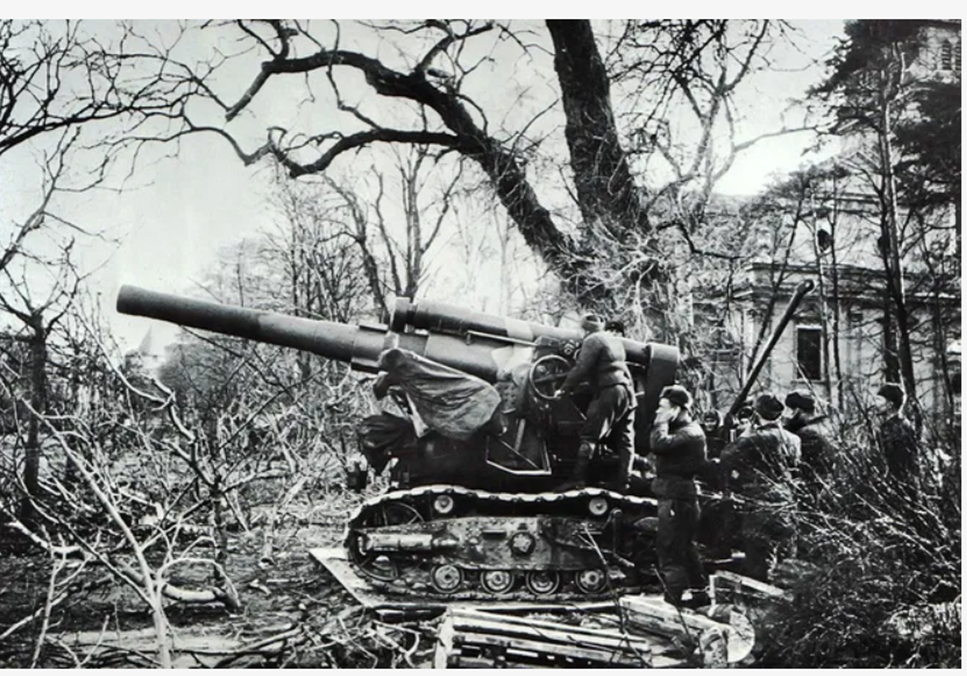 Тяжелая Б-4 «в работе», весна 1945 года. Эти орудия калибра 203 мм, хорошо показавшие себя при штурме линии Маннергейма в 1945 году стали незаменимыми при штурме городов в заключительной фазе Великой Отечественной. 