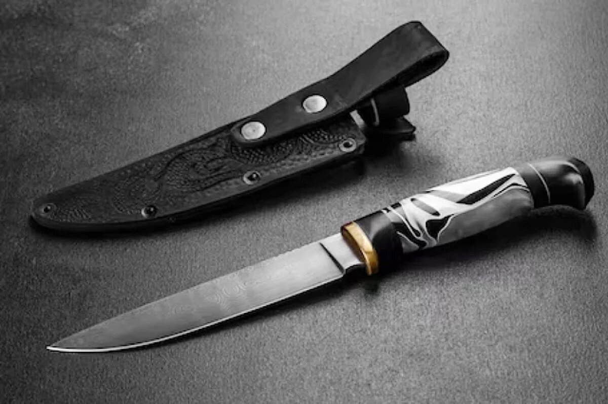    В Энгельсе мужчина проткнул шею жены ножом за шутку