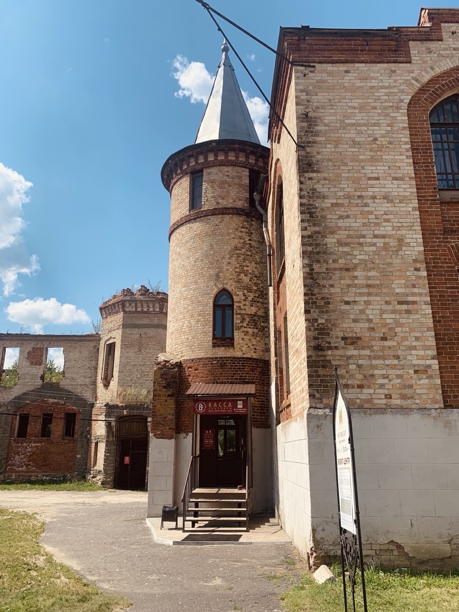 Здесь можно посмотреть карту усадьбы, купить билет на экскурсию или сувениры. По-моему, даже можно посмотреть небольшой фильм об усадьбе