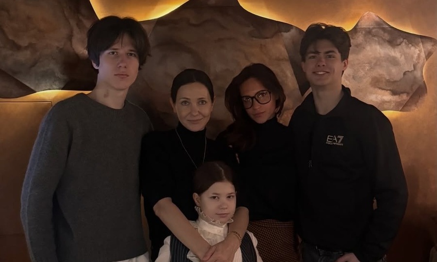 “Счастливая женщина”: как Екатерина Климова провела день с четырьмя детьми и показала редкие семейные кадры