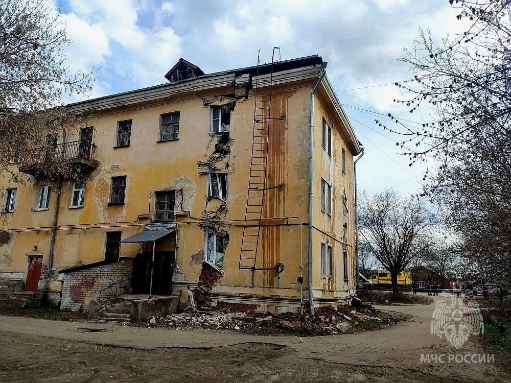    Режим ЧС введён в связи с опасностью обрушения многоквартирного дома в Балахне