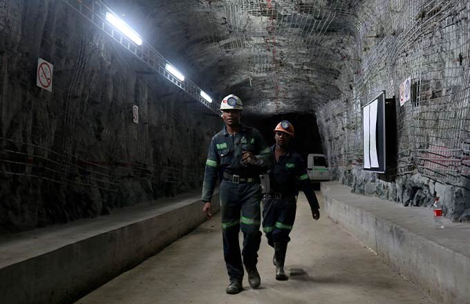 Горнодобывающая хартия одновременно разрабатывается и реализуется с 2002 г. и вызывает в ЮАР много дискуссий.