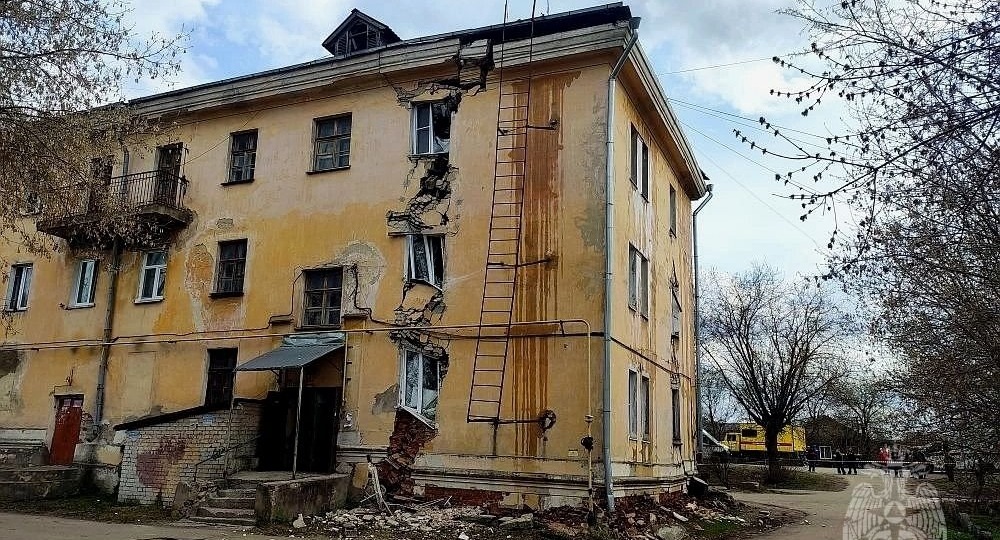 Трехэтажный дом треснул в Нижегородской области: есть угроза обрушения