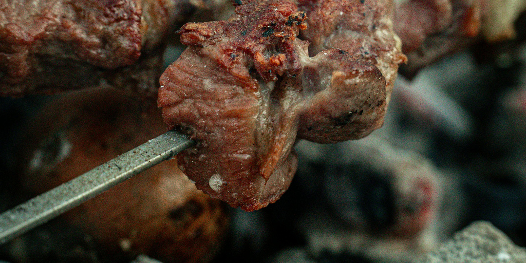 Сочный шашлык как в ресторане: 3 простых маринада для шашлыка и лука