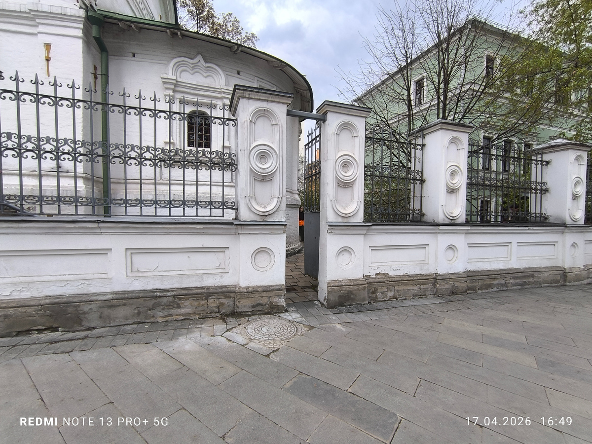 Дверь в заборе, колокольня храма Иоанна Предтечи, Черниговский переулок, кафе Перезвон Москва