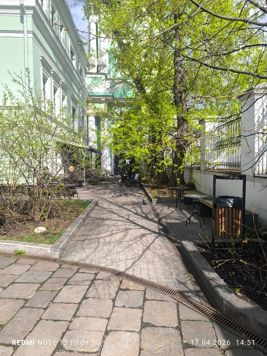 Дворик кафе Перезвон, вход с Черниговского переулка