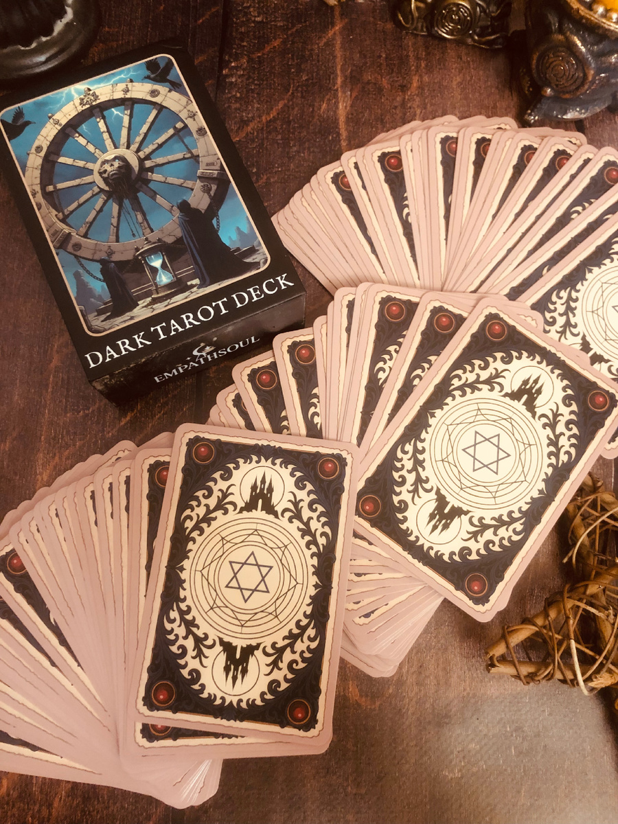 Коробка в виде шкатулки из картона, колода нестандартного размера. 