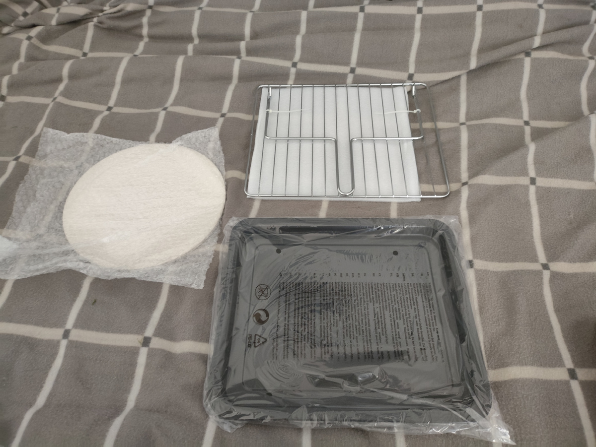 Противень, решетка, камень для пиццы и рычаг для снятия вертела