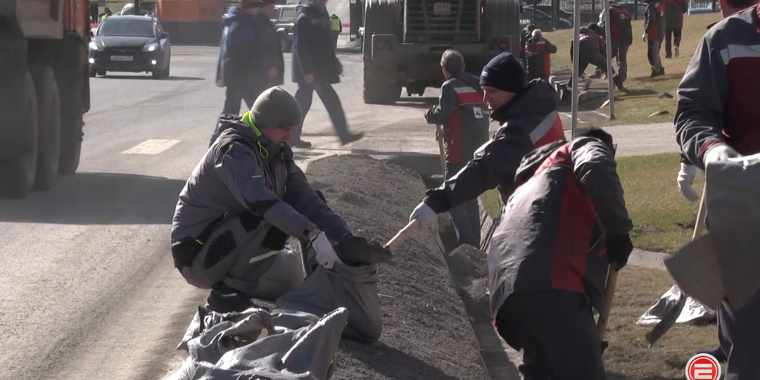 В Ревде субботники идут. Работники СУМЗа прибрали завод и нацелились на город