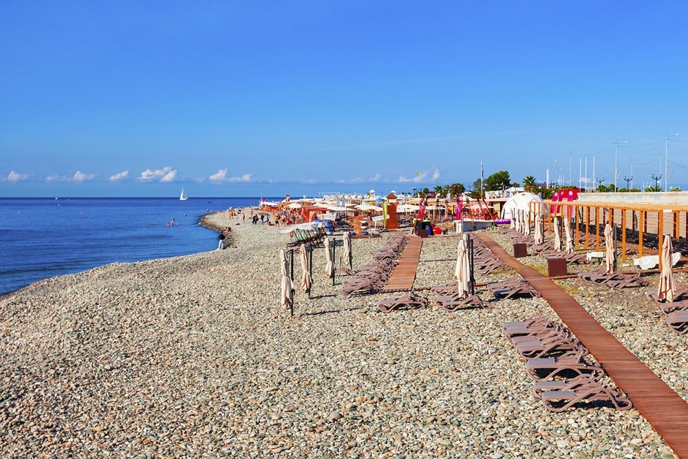    Имеретинский пляж в городе Сочи. Длинный благоустроенный галечный пляж, развитая инфраструктура. Деревянные настилы у воды - для комфорта отдыхающих. / Фото: iStock