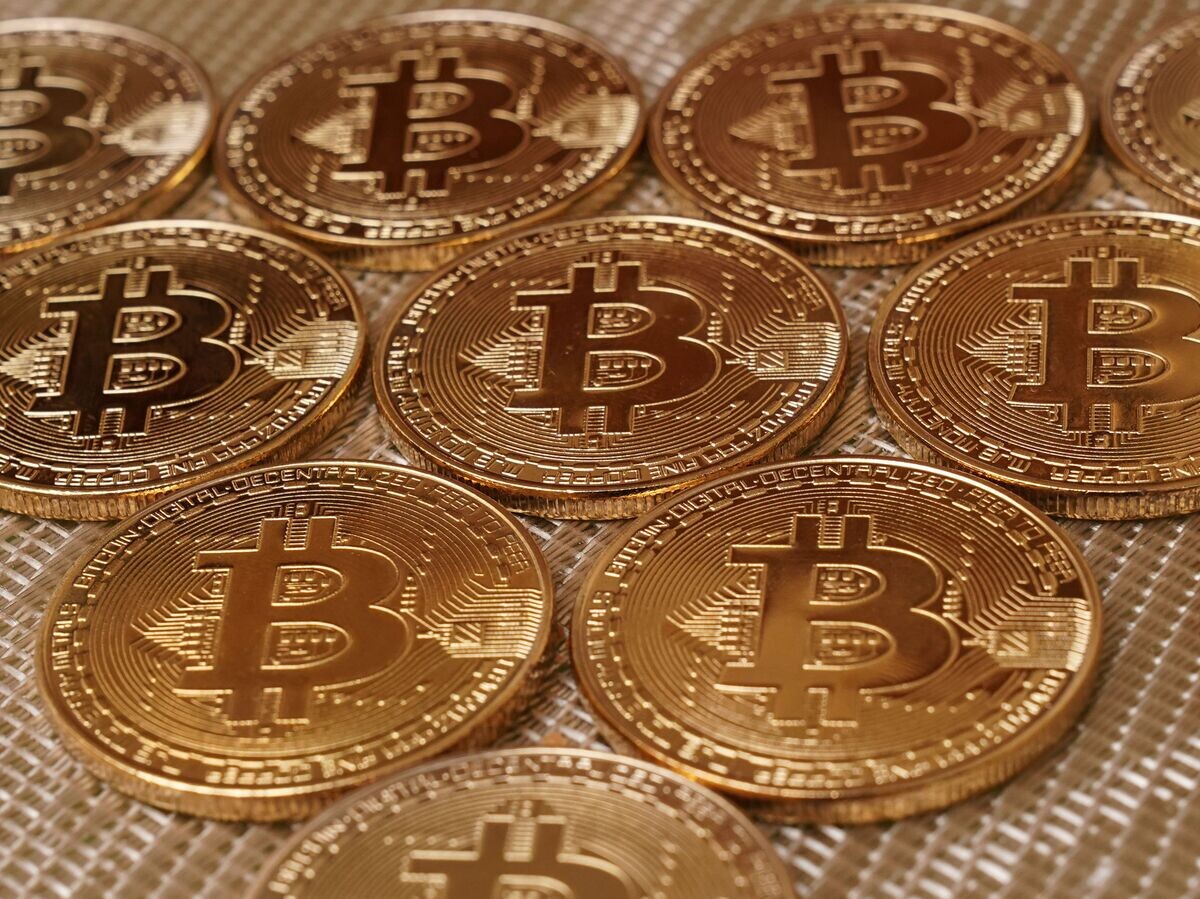    Монеты с логотипами криптовалюты биткоин© РИА Новости . Владимир Трефилов