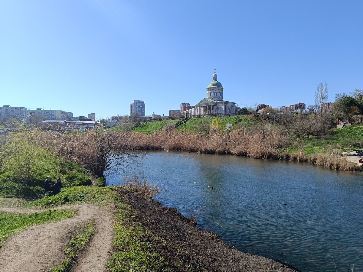 Это Сурб-Хач, армянская церковь 19-го века. Рядом есть небольшой островок. На нем я и гуляла с собаками. 