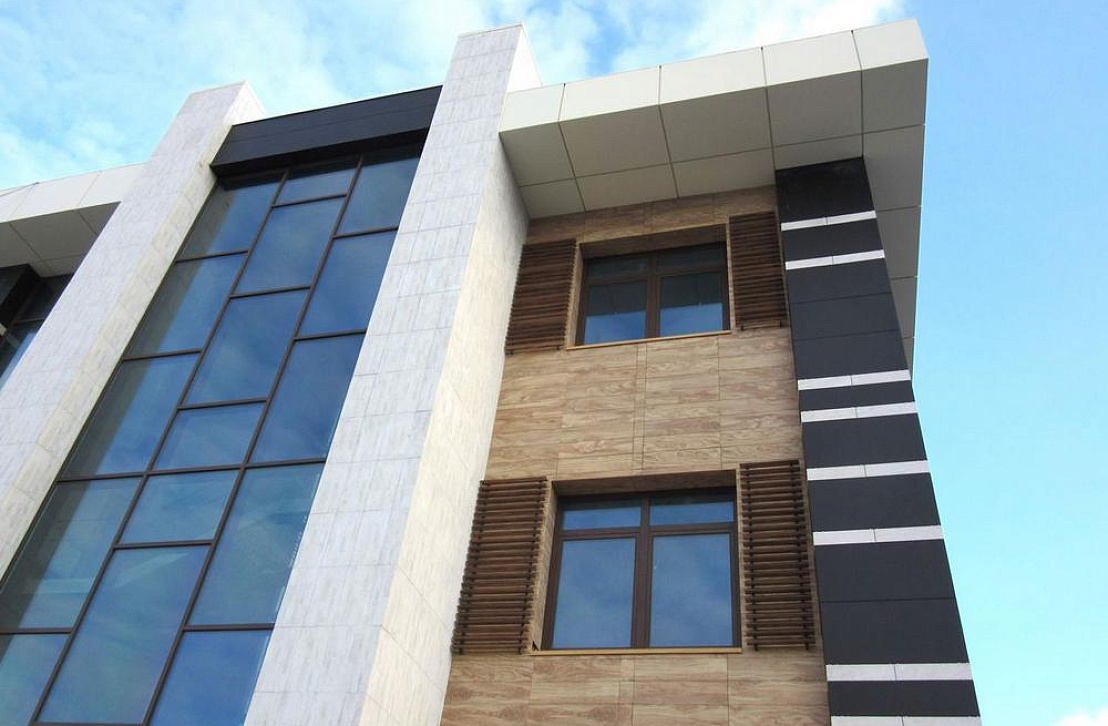 Частный дом в Курске, HPL-панели на фасаде. Источник: sloplast.ru