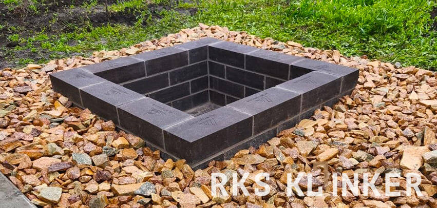     Костровая чаша из огнеупорного кирпича черного цвета с медным отливом Cuprum, объект клиента RKS KLINKER