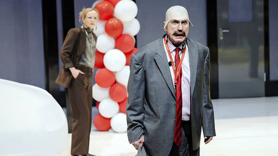 Ларс Айдингер ради роли Гарпагона преобразился почти до неузнаваемости и все поставил на деньги.📷Фото: Gianmarco Bresadola / Schaubuehne