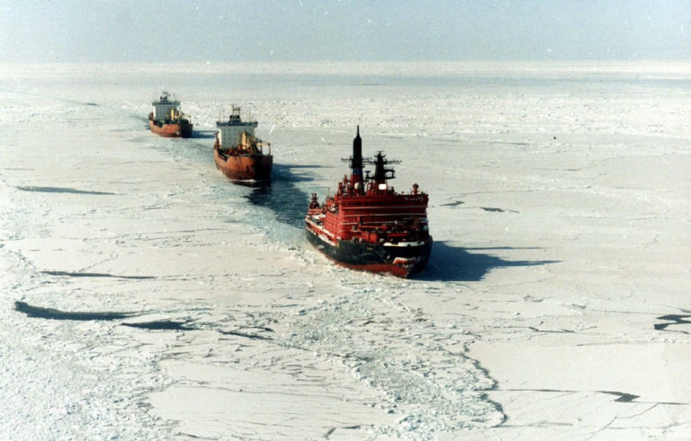 Атомный ледокол "Ямал" сопровождает сухогрузы