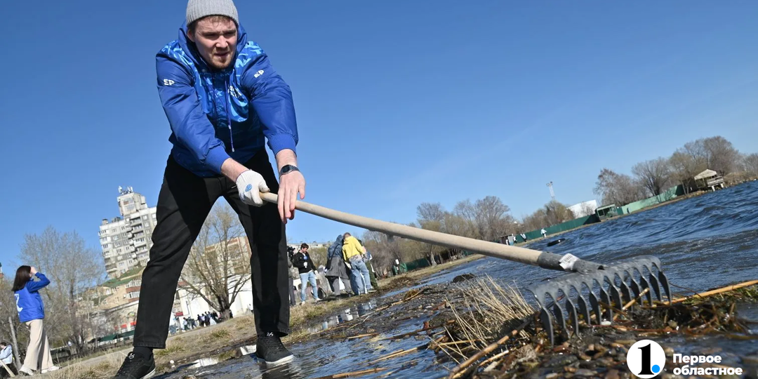 Берег озера Смолино убрали участники акции «Вода России»