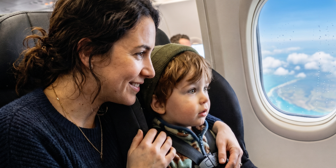Как лететь в самолете с ребенком и сделать дорогу комфортной для всех