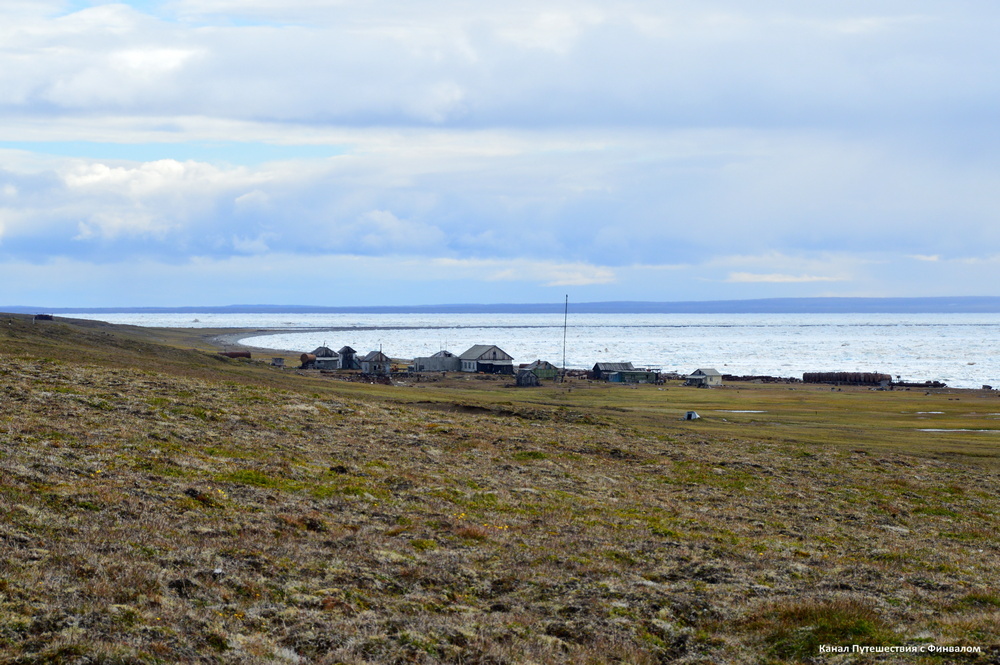 Бухта Неупокоева, затянутая льдом. На горизонте синей полоской виден остров Большой Бегичев.