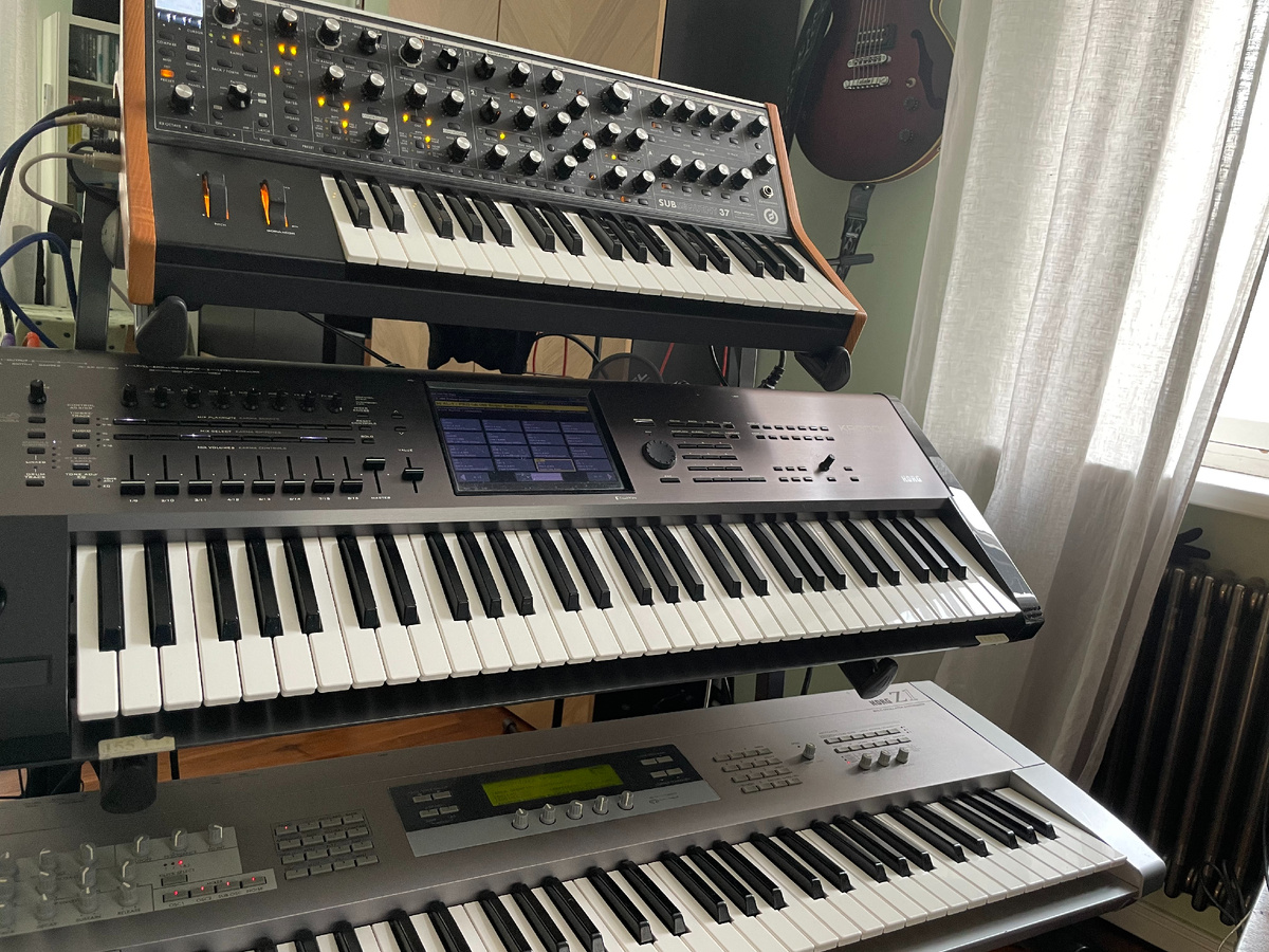 Сверху вниз - синтезатор Moog Sub37, семплер-синтезатор Korg Kronos, синтезатор Korg Z1. На вид не отличить. :)