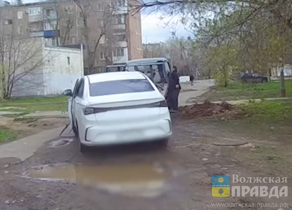 Скриншот с видео ГУ МВД России по Волгоградской области📷    37-летний волжанин без прав бросил машину и удирал от полиции
