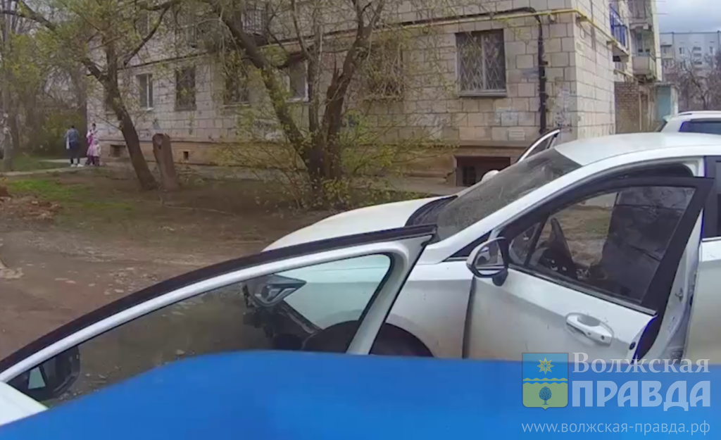 Скриншот с видео ГУ МВД России по Волгоградской области📷    37-летний волжанин без прав бросил машину и удирал от полиции
