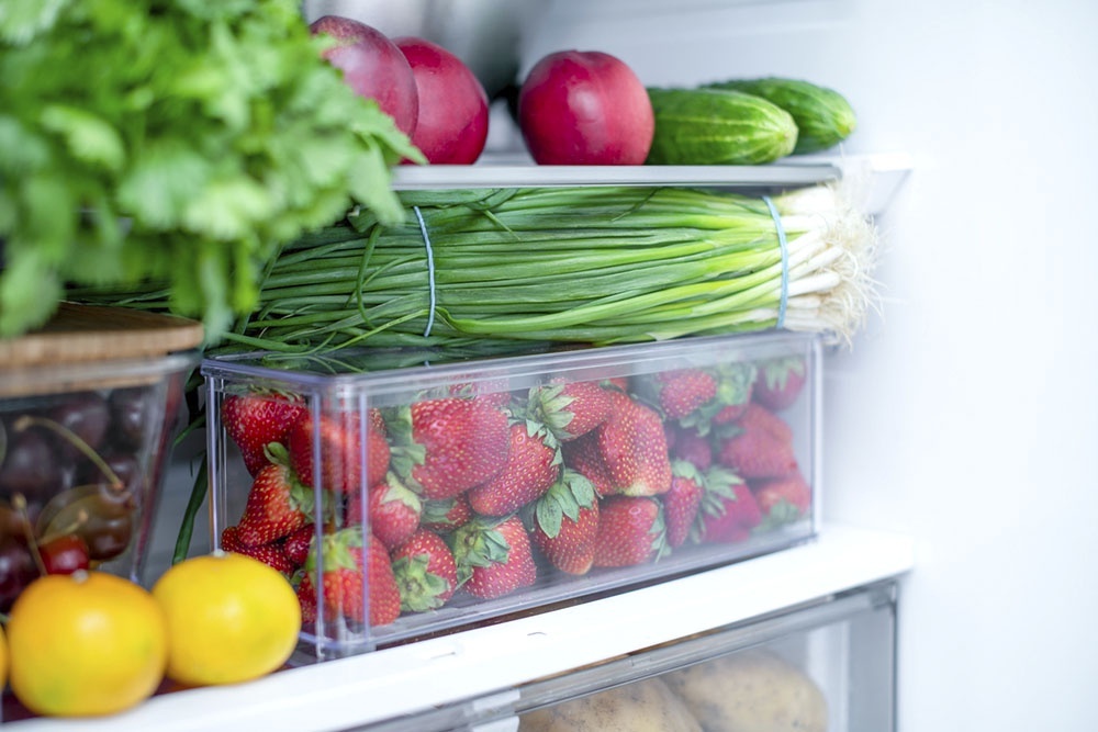    Некоторые продукты в холодильнике сохраняются хуже, чем при комнатной температуре. Рассказываем, что и как хранить. / iStock