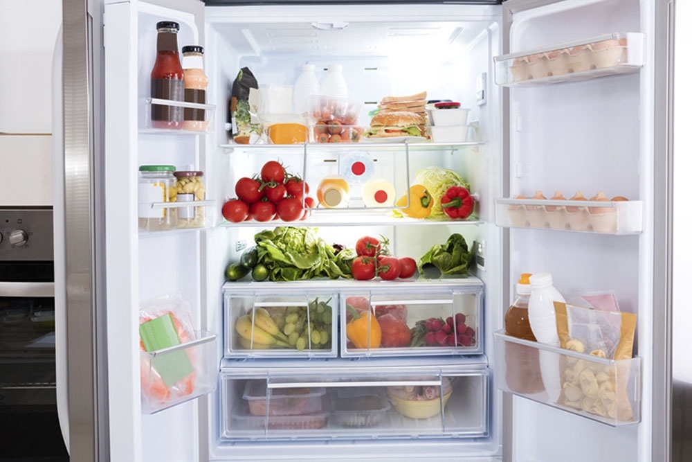    Температура в холодильнике распределяется по зонам: одни продукты хранятся на верхних полках, другие - внизу или в дверце. / Фото: iStock
