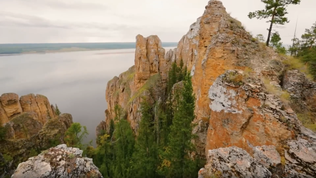 Ленские столбы — каменные стражи Якутии. Эти скалы начали формироваться более 500 миллионов лет назад. По легенде, столбы — это застывшие в камне влюбленные, которых заколдовал злой дракон за их храбрость.