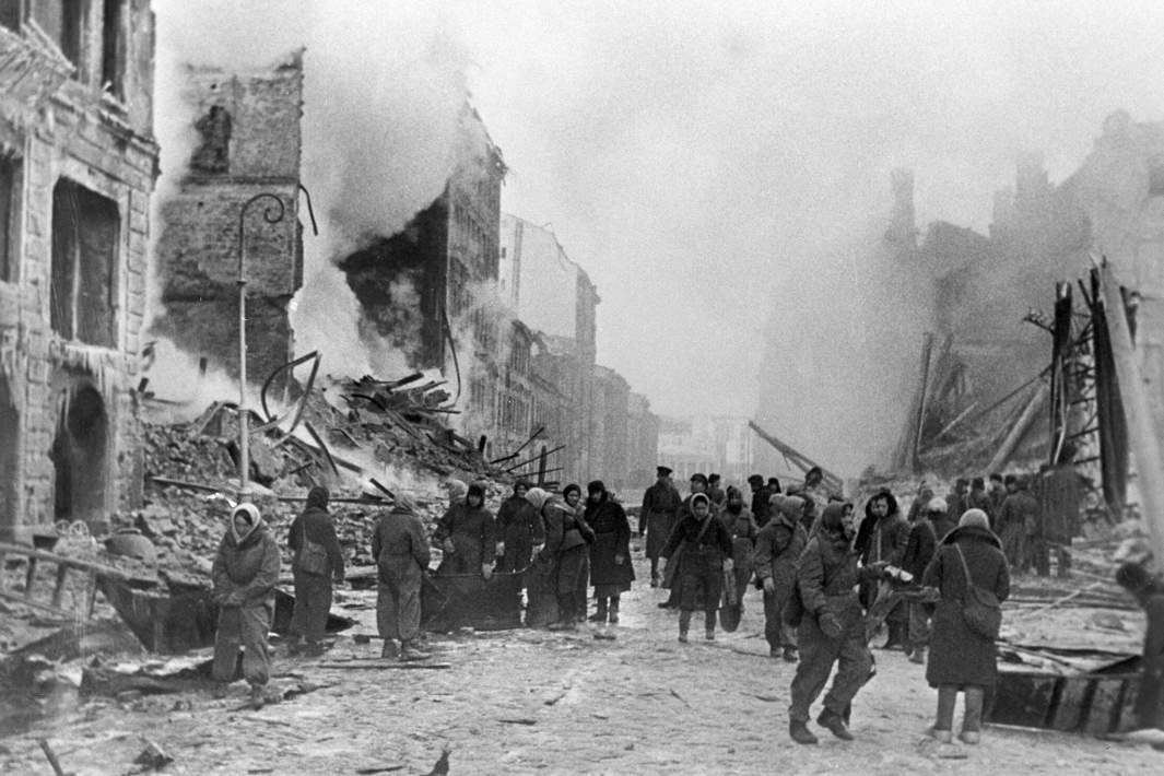 Жители Ленинграда и бойцы местной противовоздушной обороны разбирают завалы, тушат пожары после налетов немецкой авиации. 1942 год. РИА Новости/Борис Кудояров