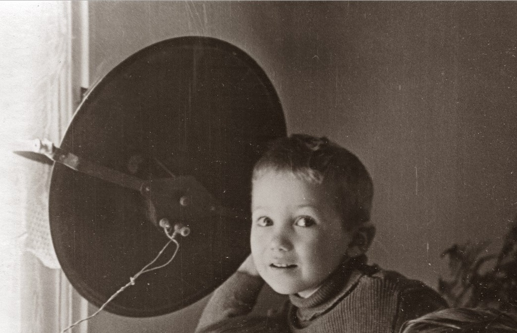 Радиотарелка и ребенок
Дата съемки: 1941 - 1958
Источник russiainphoto.ru