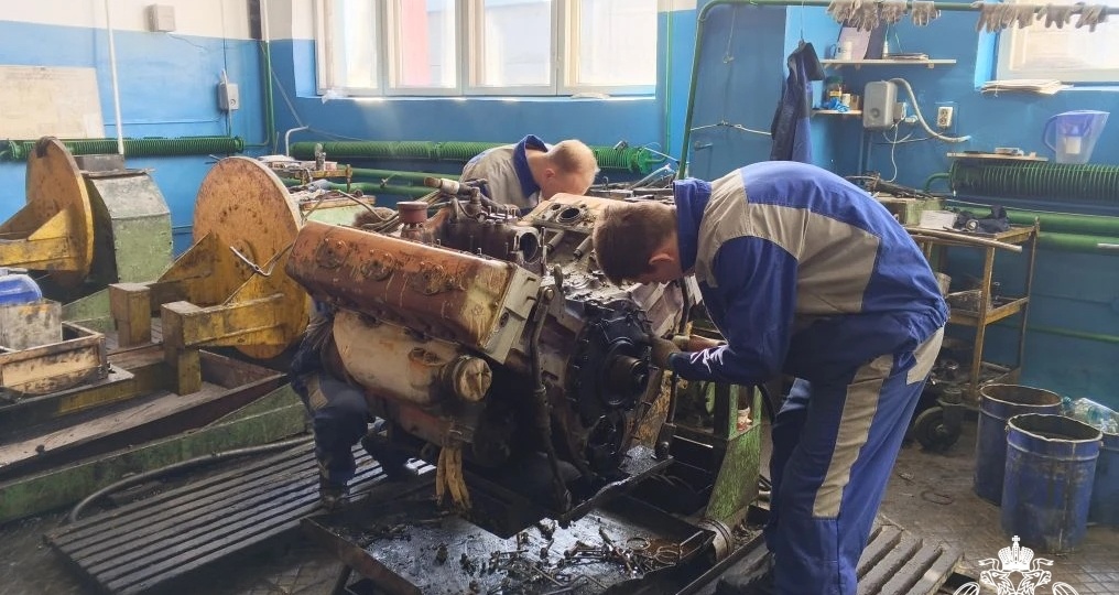 Практический опыт для будущих специалистов: курсанты осваивают тонкости ремонта и производства техники