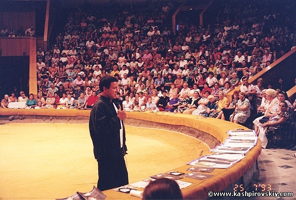 Анатолий Кашпировский на сеансе в Воронеже. 1993 год. Источник: kashpirovskiy.com