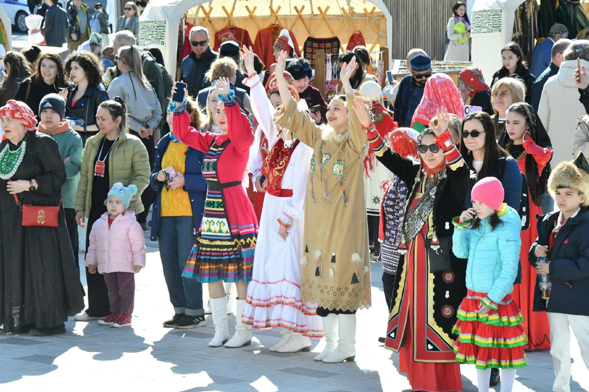     Күп милләт вәкилдәрен бергә тупланы