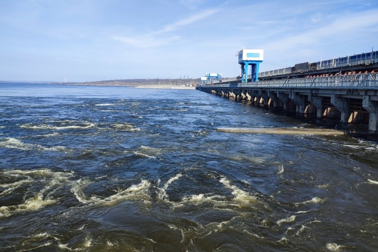 Сбросы воды на Саратовской ГЭС на максимуме - в выходные идем любоваться водоворотами!