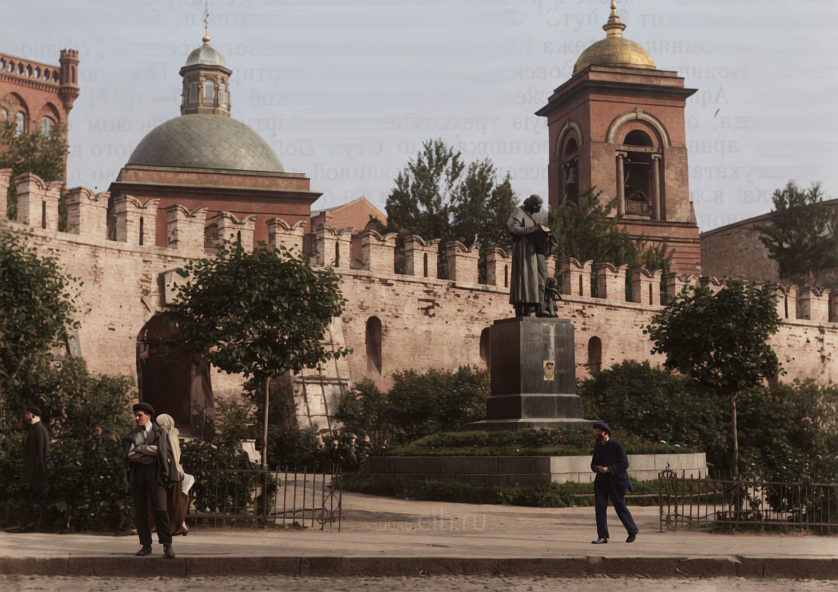Церковь Троицы Живоначальной в Полях на фоне памятника книгопечатнику Ивану Федорову