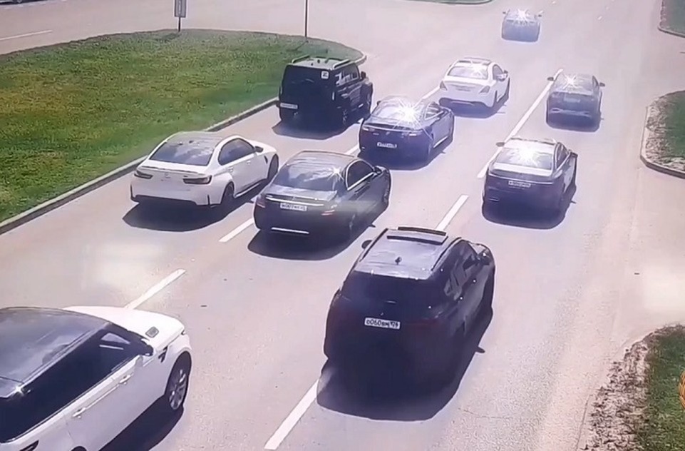    Ряд автомобилей был без регистрационных знаков, с нанесенной тонировкой на стекла. Фото: стоп-кадр видео ГАИ СК.