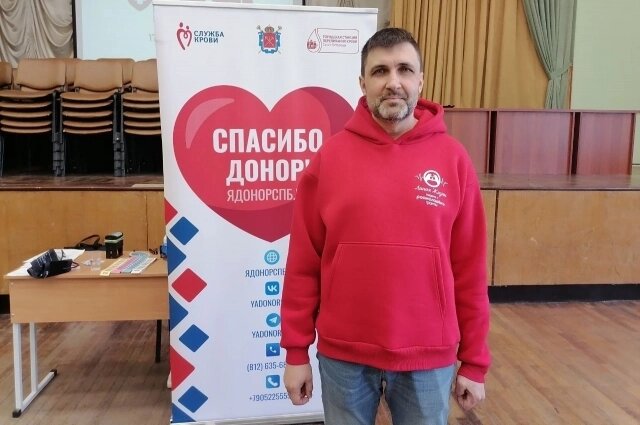    Анатолий Кузнецов недавно получил знак «Почётного донора России». Впервые он сдал кровь в 2009 году. Фото: spb.aif.ru/ Ксения Кузнецова